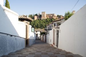 gate som går opp til Alhambra